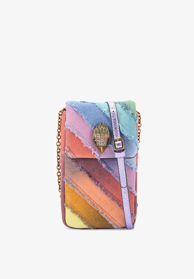 Sac à main en tissu multicolore avec un motif à rayures diagonales, doté d'un fermoir décoratif en or, d'une chaîne en bandoulière et d'accents en cuir violet.