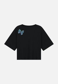 Zwart kortärmelige crop top gemaakt van zachte stof, met een kleurrijk geborduurd vlinderontwerp op de linkerschouder.