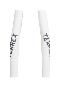 Pari valkoisia pitkittäisia käsivarsisukkia, joissa on musta "TERREX" -teksti painettuna pystysuoraan kummallekin hihalle.
