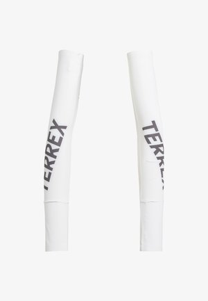 Par de mangas largas blancas con el texto negro "TERREX" impreso verticalmente en cada manga.