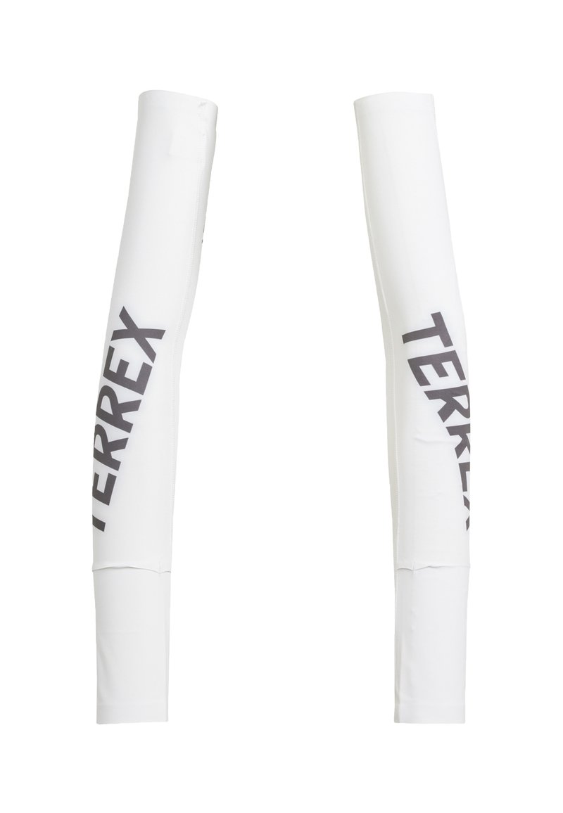 Pari valkoisia pitkittäisia käsivarsisukkia, joissa on musta "TERREX" -teksti painettuna pystysuoraan kummallekin hihalle.