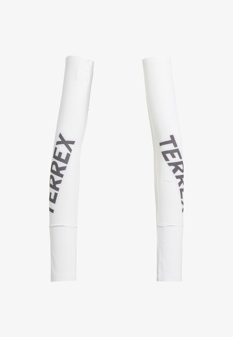 Pár bílých celop délkových rukávů se černým nápisem "TERREX" vytištěným vertikálně na každém rukávu.