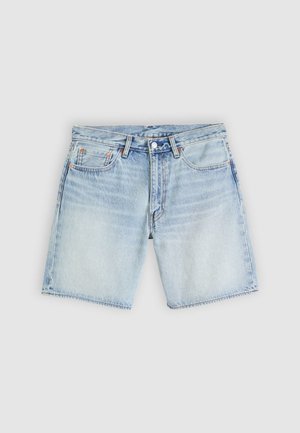 Lyseblå denimshorts med en lige pasform, der har fem lommer og orange stingdetaljer. Glat tekstur med let falmning.