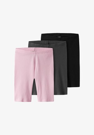 Ensemble de trois paires de shorts de vélo en coton extensible : rose, gris foncé et noir. Chacun a une taille lisse et une coupe au genou.