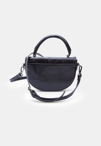 Borsa a tracolla in pelle nera con forma arrotondata, superficie texturizzata, manico corto e tracolla regolabile. Presenta una finitura liscia e cuciture sottili.