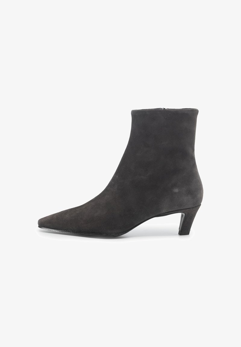 Stivaletto alla caviglia in suede nero con punta affilata e tacco basso a kitten, chiusura con zip laterale e suola liscia.