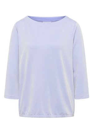 Blouse rayée bleu clair avec un col rond, des manches trois-quarts et une coupe décontractée, fabriquée à partir d'un tissu doux avec une texture lisse.