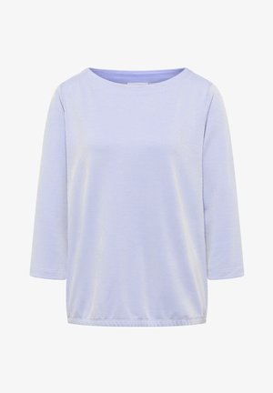 Lichtblauw gestreepte blouse met een ronde halslijn, driekwart mouwen en een losse fit, gemaakt van een zachte stof met een gladde textuur.