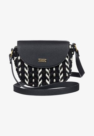 Schwarze Umhängetasche aus gewebtem schwarzem und weißem gemustertem Stoff mit strukturierter Oberfläche, Magnetverschluss und verstellbarem Tragegurt.