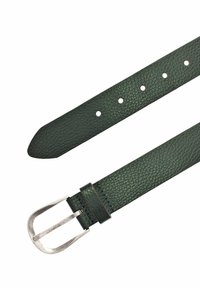 Grøn læderbælte med en pebble-textur, sølvfarvet metalspænde og flere justeringshuller. Glat kant og syede detaljer.