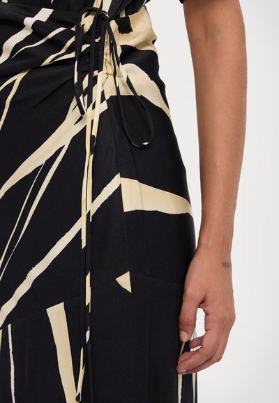 Nanushka BRANTLEY - Maxi ruha - light fringe