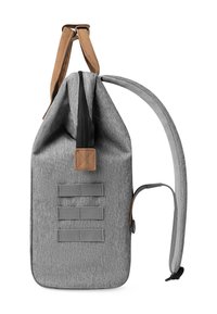 Grijze stoffen rugzak met een oprolbare sluiting, tan leren accenten en drie rijen webbing aan de voorkant voor utility bevestigingen.