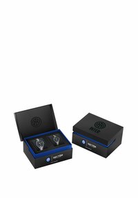 Scatola nera per orologi con interno blu, contenente due orologi argentati con quadranti scuri. Include loghi e nome del marchio, "Sector."