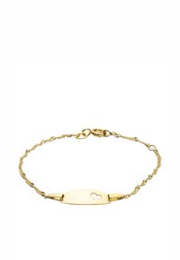 Pulsera de oro con un diseño de cadena retorcida, con una etiqueta plana que muestra un pequeño corte en forma de corazón. Cierre ajustable para un ajuste seguro.