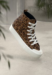 Braune High-Top-Sneaker mit Leopardenmuster, weißer Gummisohle und weißen Schnürsenkeln. Strukturierter Stoff mit glatter Oberfläche.