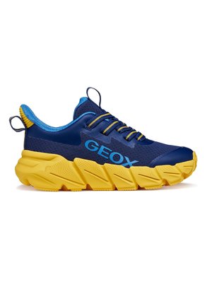 Scarpa da ginnastica blu e gialla con suola spessa e gialla strutturata, lacci coordinati e nome del marchio "GEOX" sul lato.