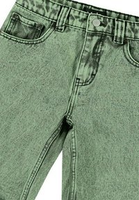 Jeans in denim verde caratterizzati da un tessuto testurizzato, design standard a cinque tasche e chiusura a bottoni in vita con un motivo leggermente sbiadito.