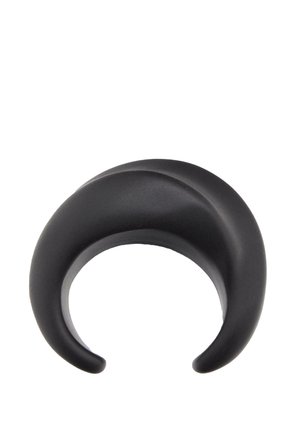 Gekrümmter schwarzer Silikon-Ohrgauges mit Mondsichelform, glatter Oberfläche und konischen Enden für gedehnte Ohrläppchenpiercings.