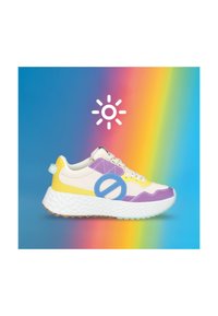Sneaker colorato con un corpo in rete bianca, accenti viola e gialli, logo azzurro chiaro, suola testurizzata e forma arrotondata.