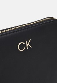 Calvin Klein LOCK WASHBAG - Kosmetyczka
