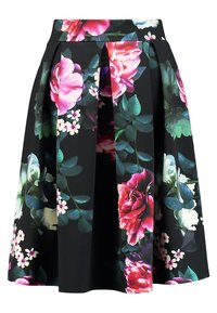 Sukně s květinovým vzorem, která zobrazuje velké růže a menší květiny na černém pozadí. Plisovaný design s rozšířeným tvarem a hladkou texturou.