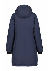 Parka azul marino con capucha, que presenta mangas largas y puños negros. Tejido suave, resistente al agua, con costuras mínimas y sin hardware visible.