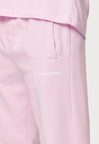 Pegador LOGO WIDE PANTS - Pantalones deportivos - washed bubblegum