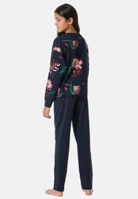 Marinblå blommönstrad pyjamasuppsättning med en långärmad topp i rosa och gröna mönster samt matchande byxor i mjukt och bekvämt tyg.