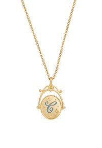 Naszyjnik ze złota z okrągłym wisiorkiem, na którym znajduje się niebieska litera „C”, otoczona małymi gwiazdkami i osadzona w ozdobnej ramce, zawieszony na łańcuszku.