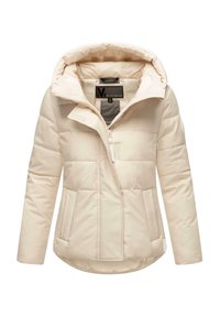 Veste matelassée beige avec capuche amovible, fermeture éclair à l'avant et deux poches latérales. Présente une texture matelassée et un ourlet légèrement arrondi.
