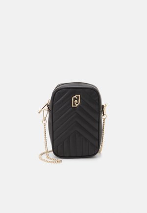 Sac bandoulière rectangulaire matelassé noir avec bandoulière chaîne dorée et logo décoratif doré au centre avant.