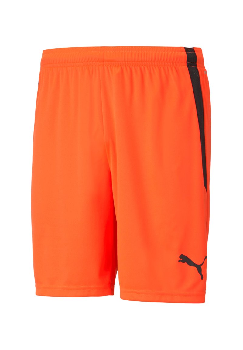 Felle oranje sportshorts met een zwarte zijsstrik, elastische tailleband en PUMA-logo op het rechteronderbeen. Glad, lichtgewicht materiaal.