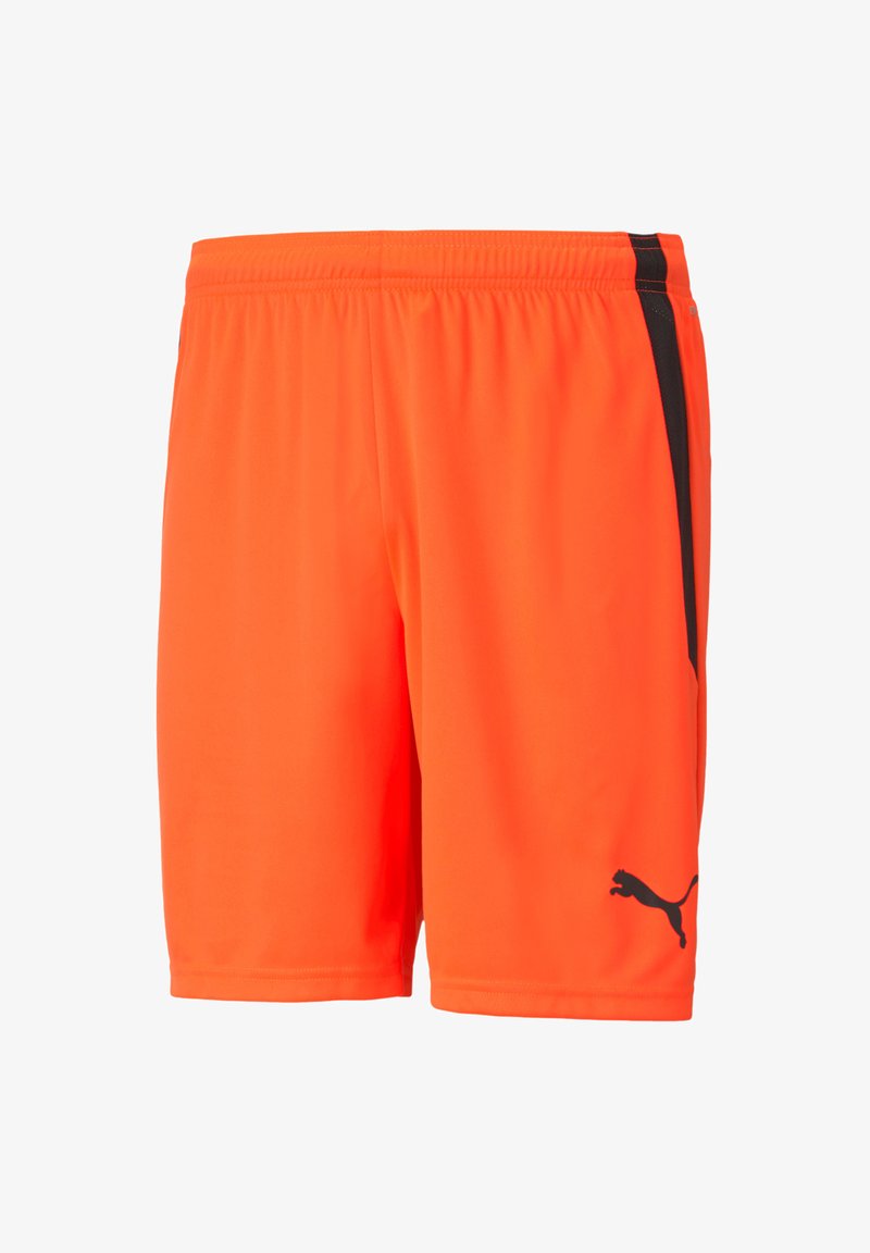Felle oranje sportshorts met een zwarte zijsstrik, elastische tailleband en PUMA-logo op het rechteronderbeen. Glad, lichtgewicht materiaal.