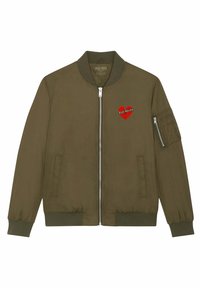 Olivově zelená bomber bunda s předním zipem, žebrovanými manžetami, dvěma bočními kapsami a červeným nášivem zlomeného srdce s textem "FOR NEVER" na hrudi.