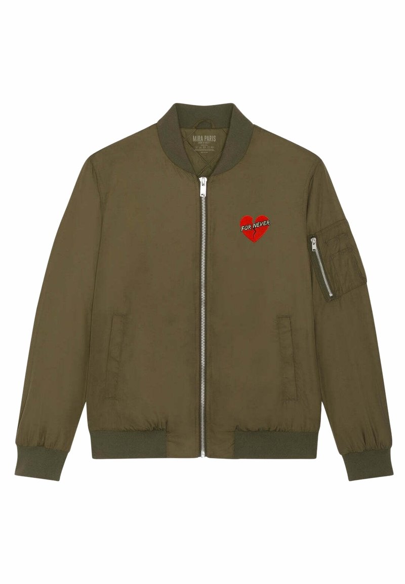 Veste bomber vert olive avec fermeture éclair sur le devant, poignets côtelés, deux poches latérales et une patch cœur brisé rouge avec le texte "POUR JAMAIS" sur la poitrine.