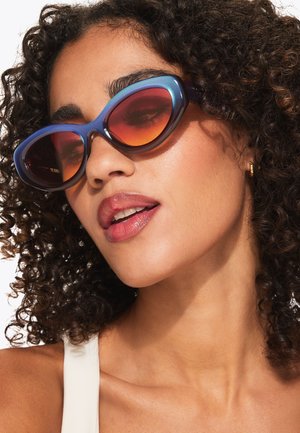 Kurt Geiger London, KENSINGTON SMALL CAT-EYE - Zonnebril - viola