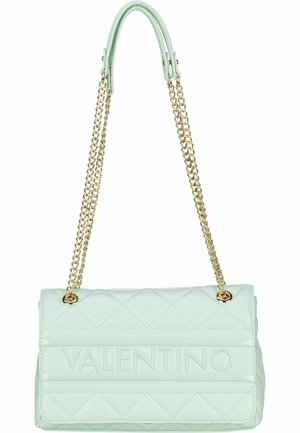 Mintgrüne gesteppte Ledertasche mit goldenem Kettenriemen und geprägtem "VALENTINO"-Logo auf der Vorderseite. Quadratische Form mit glatter Textur.