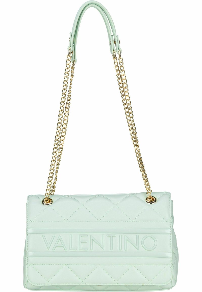 Sac à main en cuir matelassé vert menthe avec une bandoulière chaîne dorée et le logo "VALENTINO" embossé à l'avant. Forme carrée avec une texture lisse.
