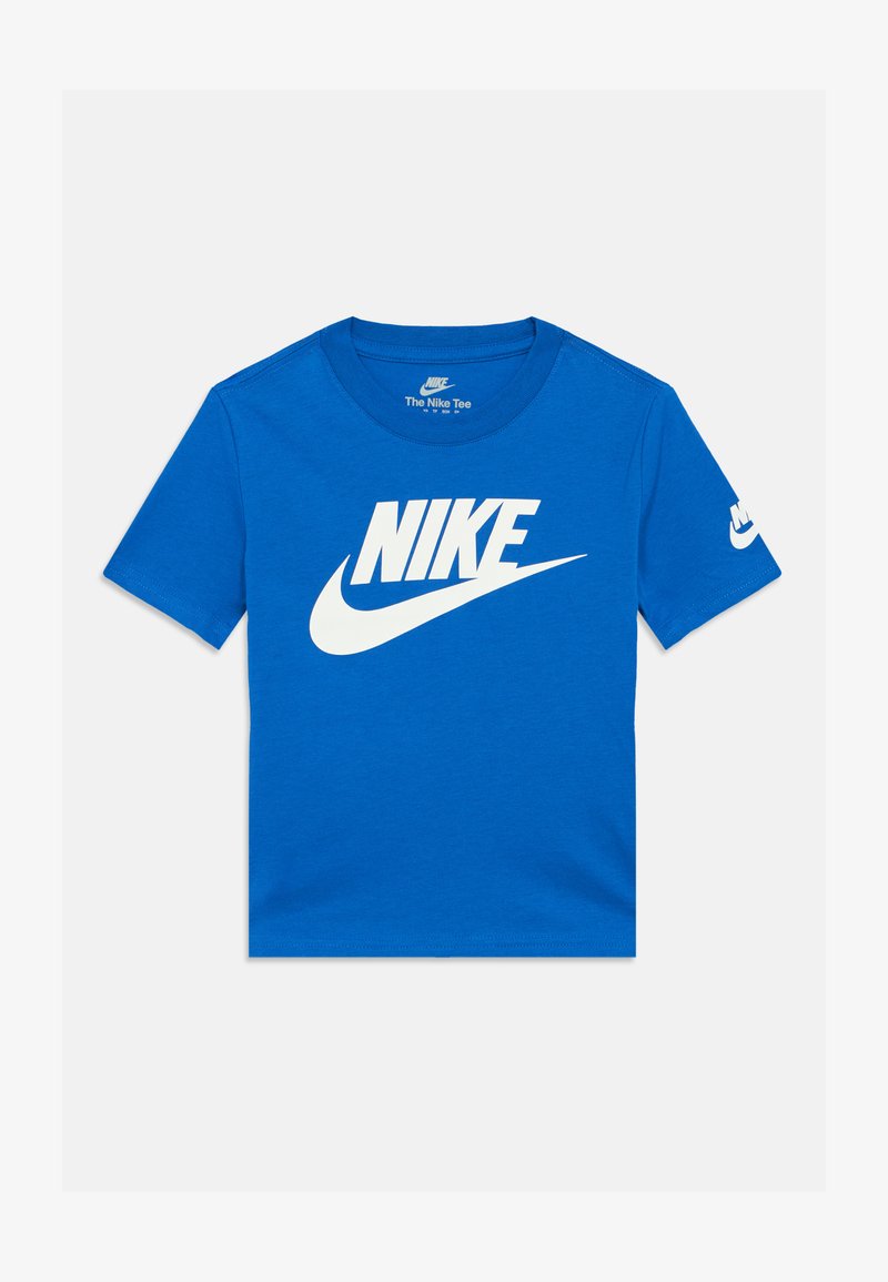 Sinine puuvillane T-särk, millel on suur valge "NIKE" logo ja väike logo aksent varrukal. Klassikaline ümberkaudu kaelus ja lühikesed varrukad.