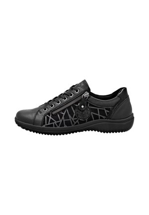 Baskets en cuir noir avec un motif géométrique en tissu noir, une fermeture éclair sur le côté, un accent en métal rond et une semelle en caoutchouc texturé.