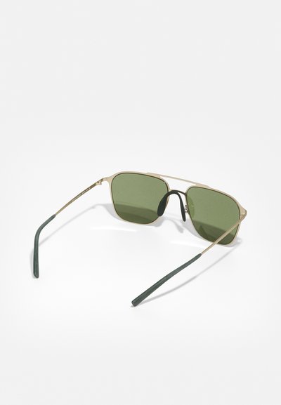 Ochelari de soare din metal aurit cu lentile verzi, formă rectangulară și vârfuri texturate de culoare verde la temples. Dispune de suporturi pentru nas integrate pentru confort.