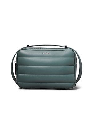 Borsa a tracolla in pelle scamosciata di un verde bluastro tenue, con strisce trapuntate, chiusura con zip e tracolla regolabile per una maggiore versatilità.