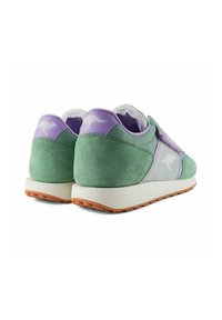 Groene suède sneakers met paarse accenten, witte middenzool en rubberen buitenzool. Heeft mesh-panelen en een kangaroo-logo op de hiel.