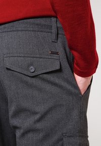 BOSS CASUAL Kapsáče - grey