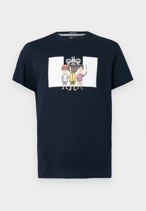 Marineblå bomull t-skjorte med et frontgrafikk av tre tegneseriefigurer og et krone-design med ordet "FRED." Korte ermer, rund hals.