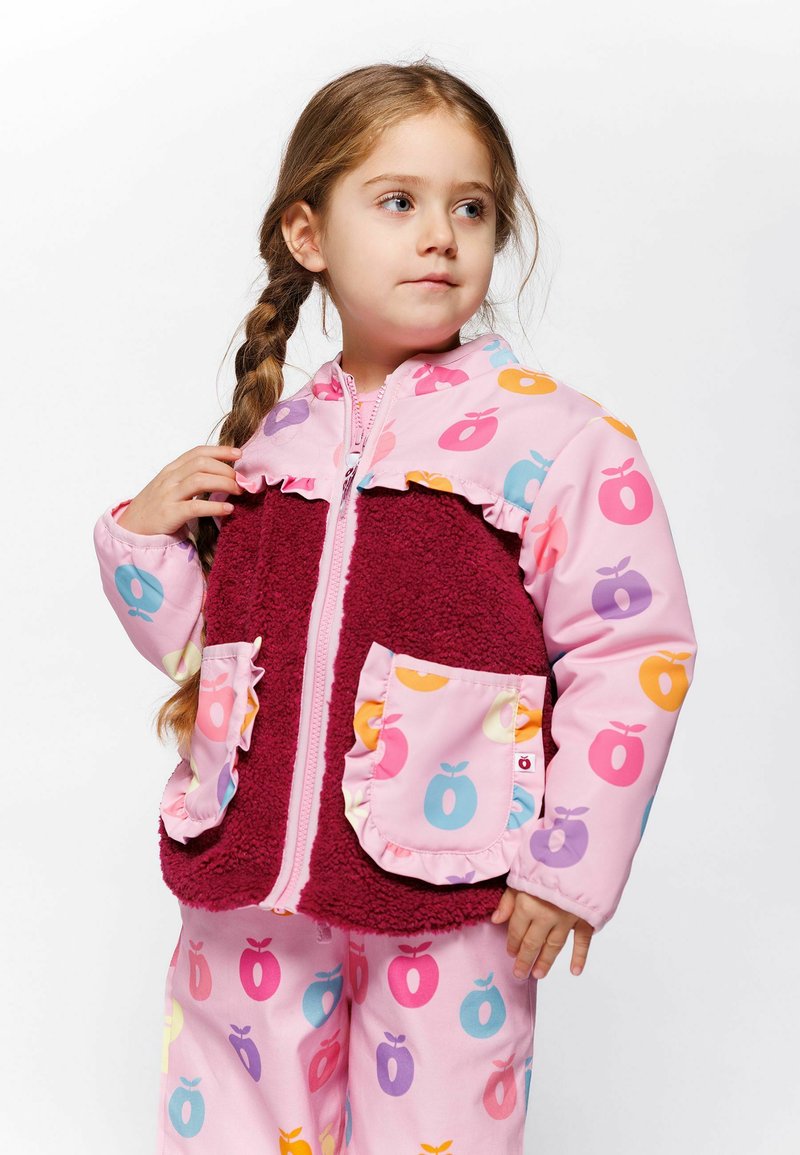 Fleece pamušaluota striukė rožinės ir bordo spalvų, su raukšlėtais kraštais ir obuolių raštais įvairiomis spalvomis, su kišenėmis abiejose pusėse.