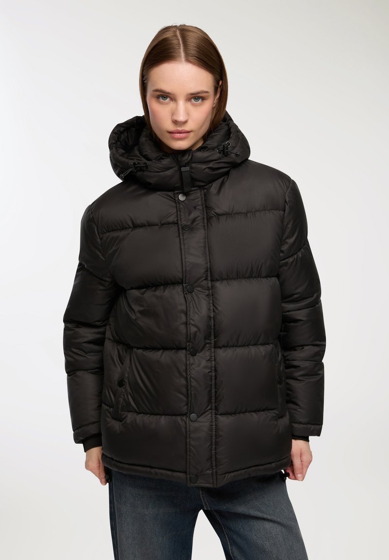 Czarna kurtka puchowa z kapturem, o pikowanym wzorze, z zatrzaskami oraz dwoma bocznymi kieszeniami. Gładka, błyszcząca struktura materiału.