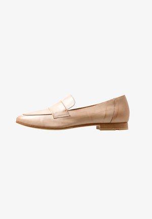 Beige lederen loafer met een puntige neus en een platte, houten hak. Heeft een brede band over het wreef en een gladde textuur.