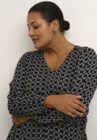 Kaffe Curve KCOLIVE AMI - Top dugih rukava - black white geometric print