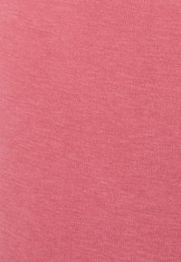 Tessuto di cotone in un morbido colore corallo con una fine trama a coste, caratterizzato da cuciture uniformi e senza motivi o accenti visibili.